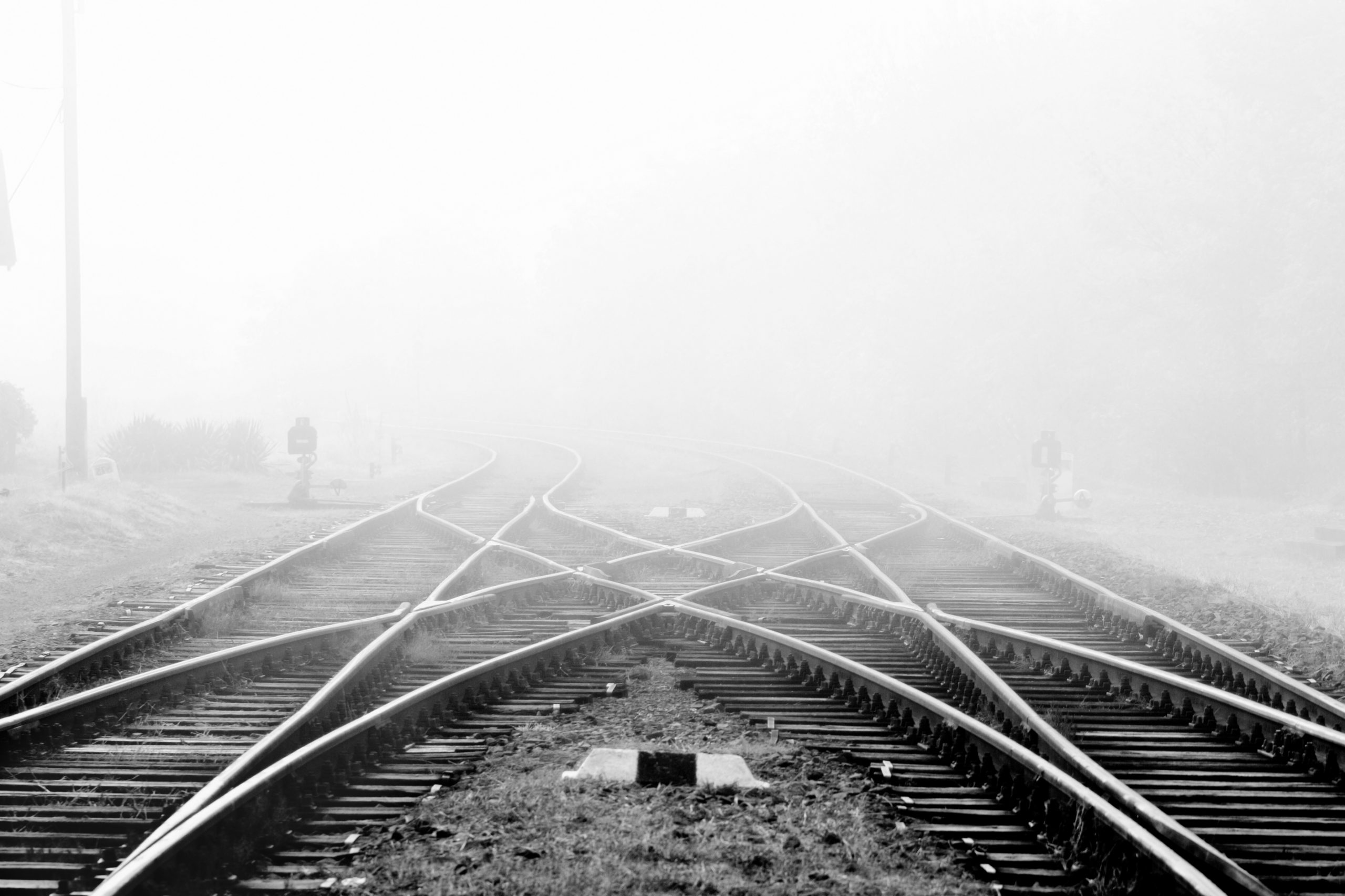Дли пути. Железнодорожные пути. ЖД дорога. Рельсы в тумане. Фон железной дороги.