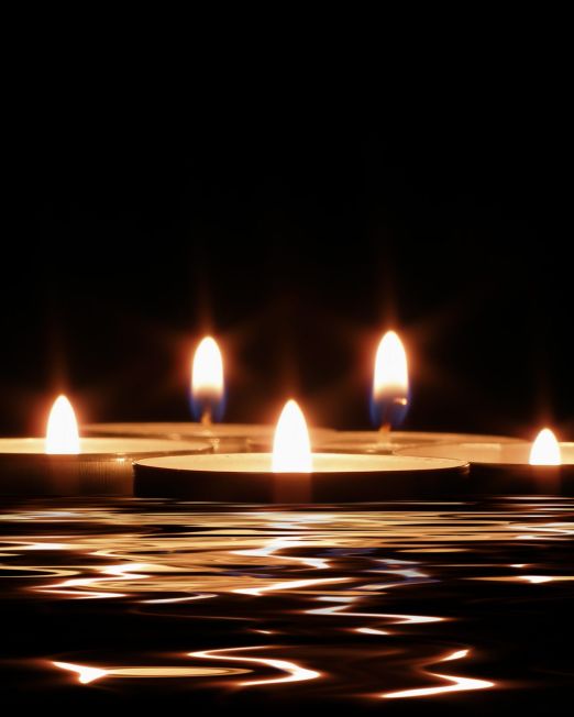 Candles and its reflection in dark water